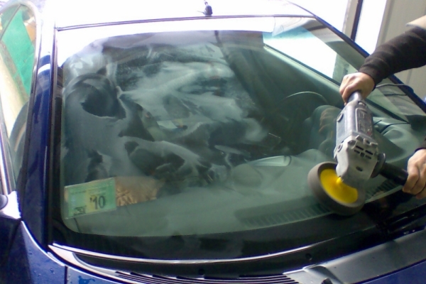 Фото полировки автостекла в АтостеклаПрофи