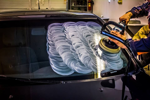 Фото процесса полировки лобового стекла в АвтостеклаПрофи