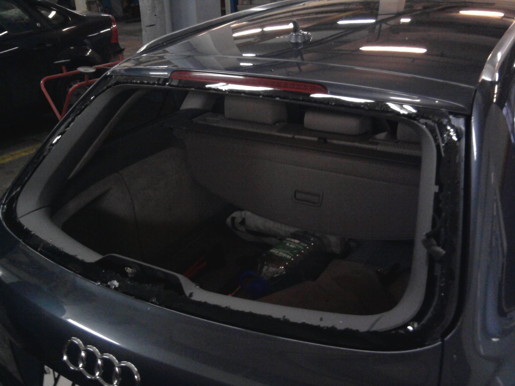 Фото Audi без заднего стекла